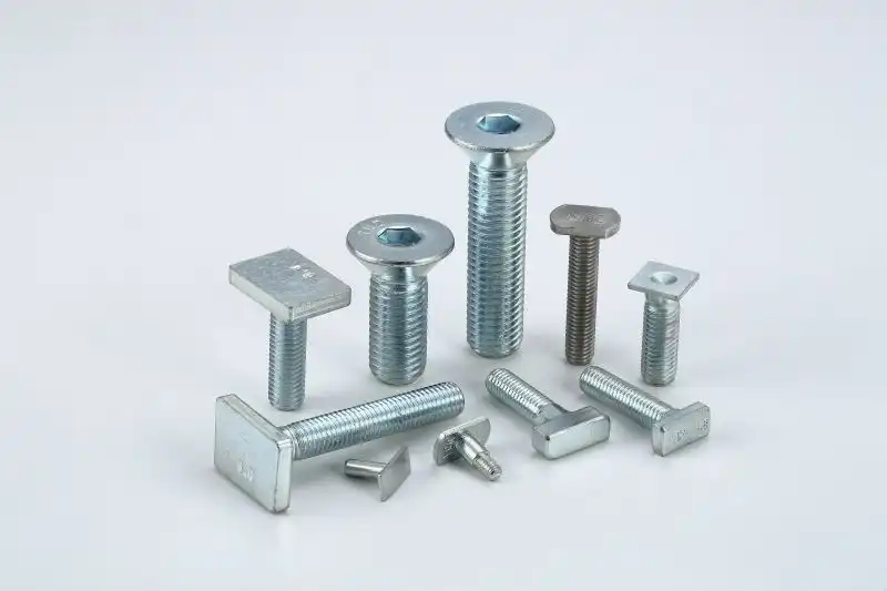 Hammerkopfschrauben aus Edelstahl und Kohlenstoffstahl im technischen Materialvergleich